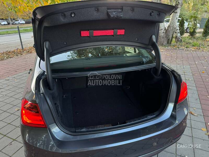 BMW 320 I AUT LED NAV CH