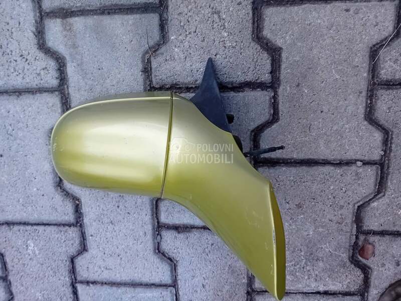Desni retrovizor mehanicki