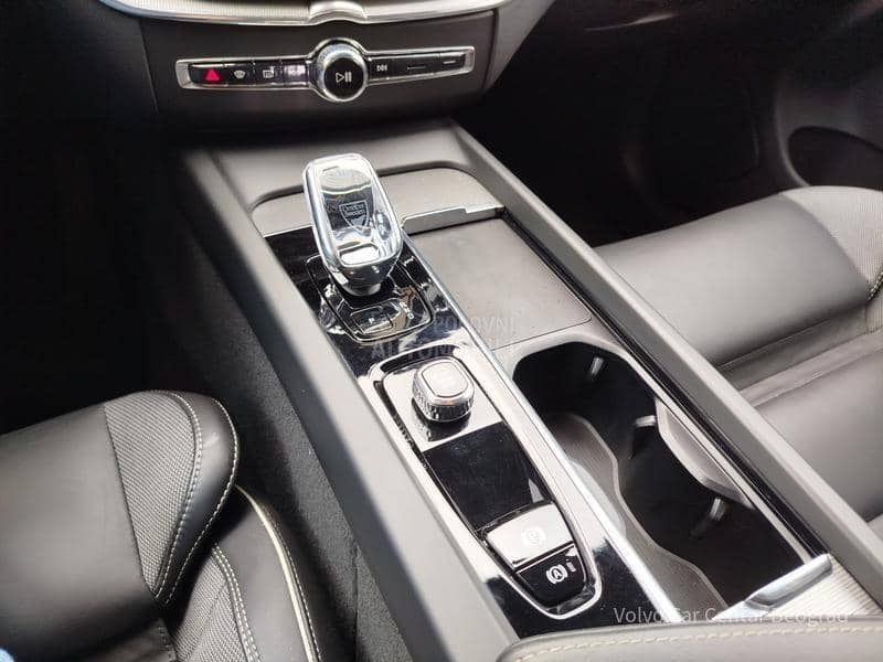 Volvo XC60 B4 AWD PLUS DARK