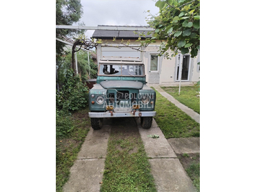 Land Rover Defender 