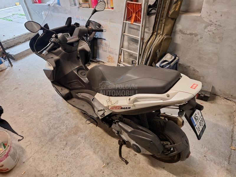 Aprilia SRMAX 300