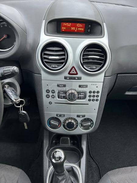 Opel Corsa D 1.4  B E N Z I N