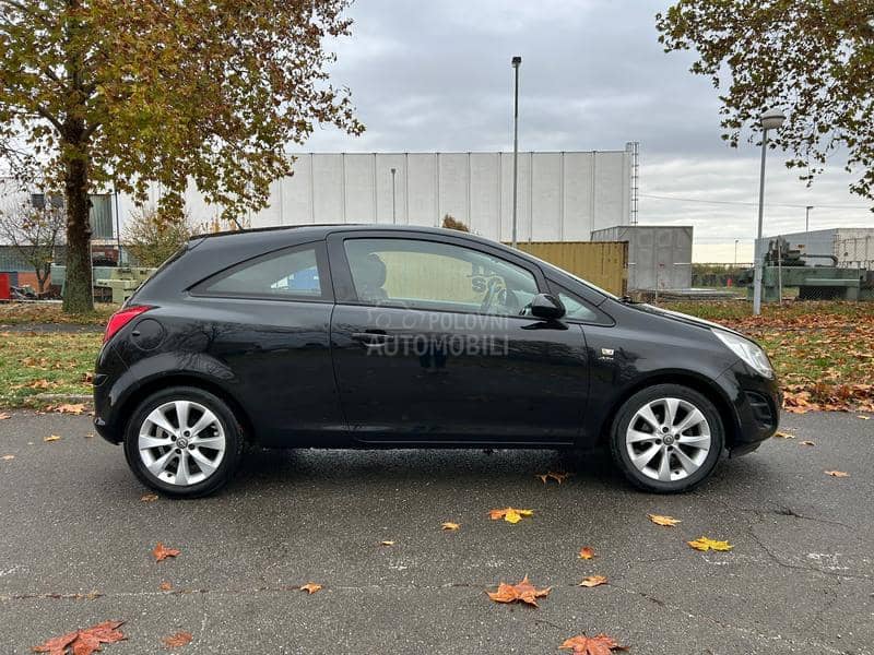 Opel Corsa D 1.4  B E N Z I N