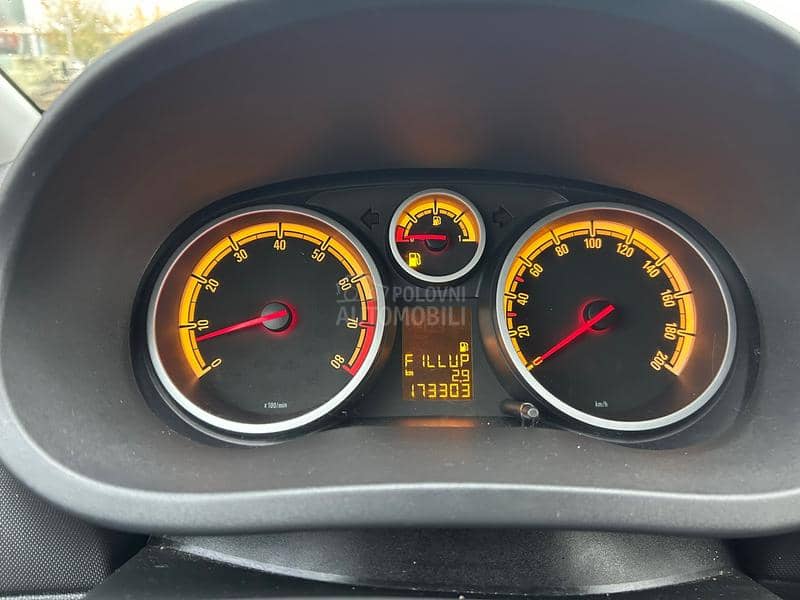 Opel Corsa D 1.4  B E N Z I N