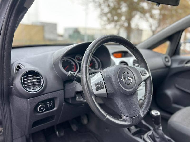 Opel Corsa D 1.4  B E N Z I N