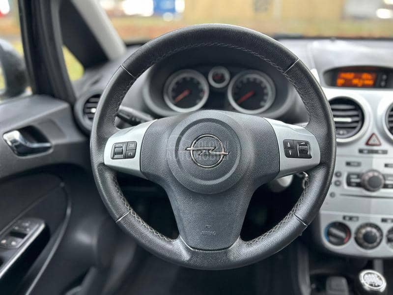 Opel Corsa D 1.4  B E N Z I N