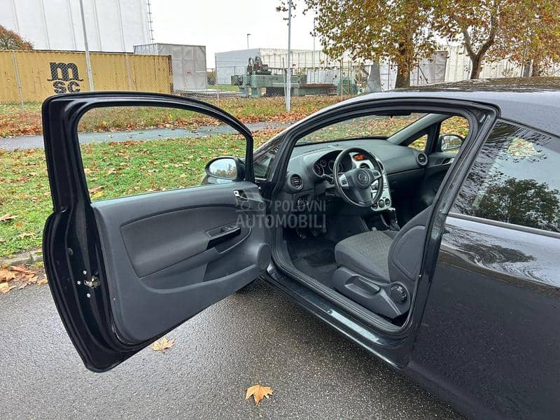 Opel Corsa D 1.4  B E N Z I N
