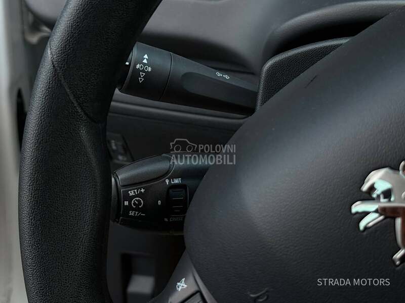 Peugeot 208 1.5 BLUE NAVY OP IS