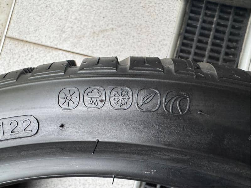 Hankook 235/35 R19 Zimska