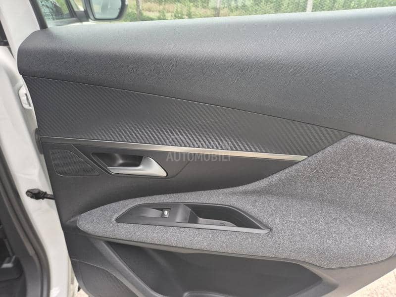 Peugeot 3008 1.5 HDI    ALLUR.E