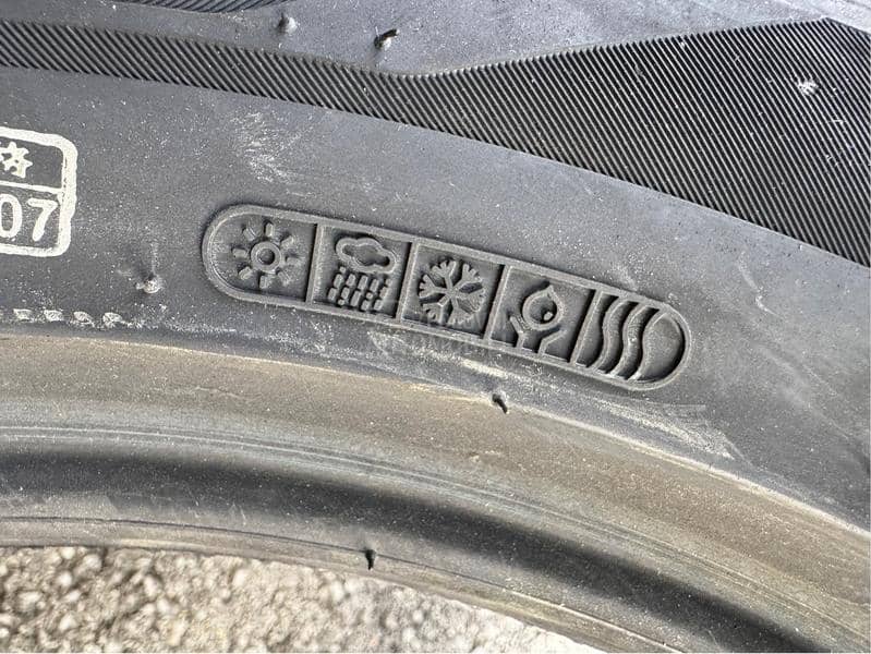 Hankook 215/55 R17 Zimska