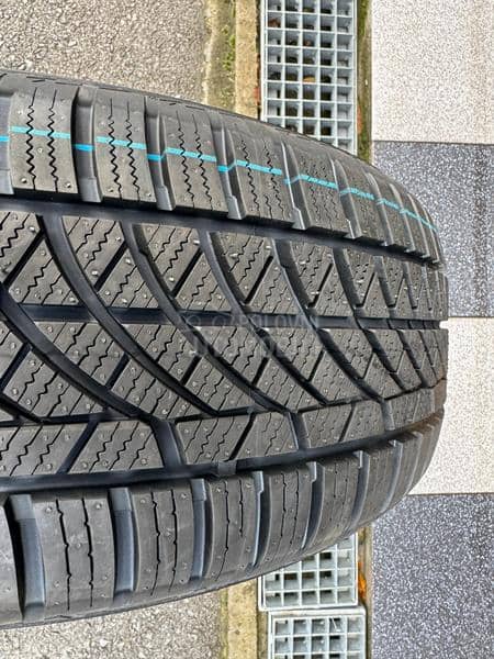 Hankook 215/55 R17 Zimska