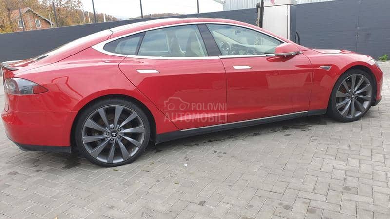 Tesla Model S 