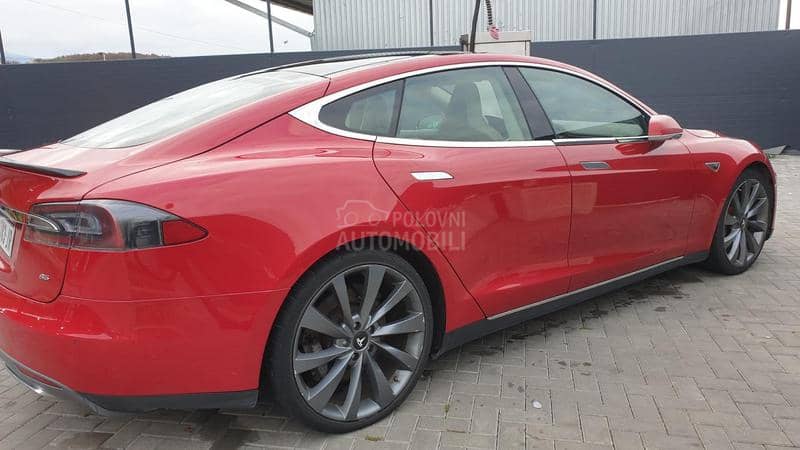 Tesla Model S 