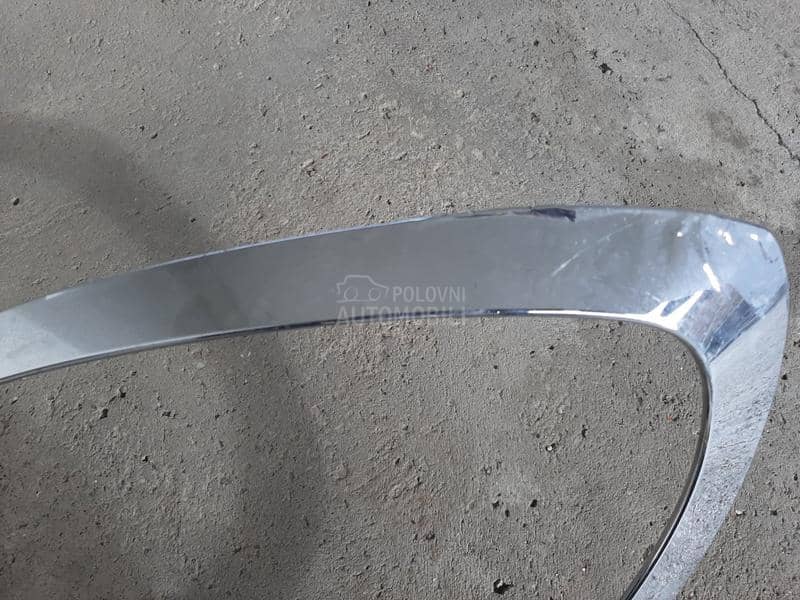 Hrom lajsna oko fara