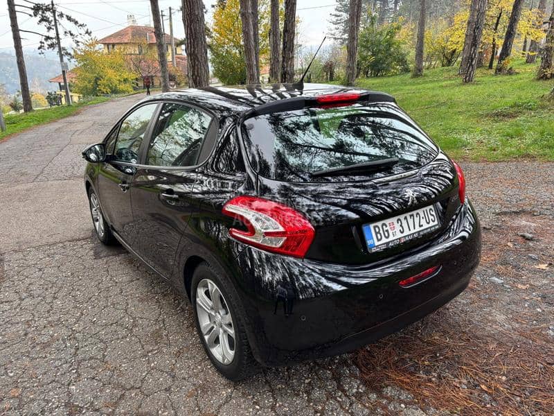 Peugeot 208 JE FABRICKO STANJE