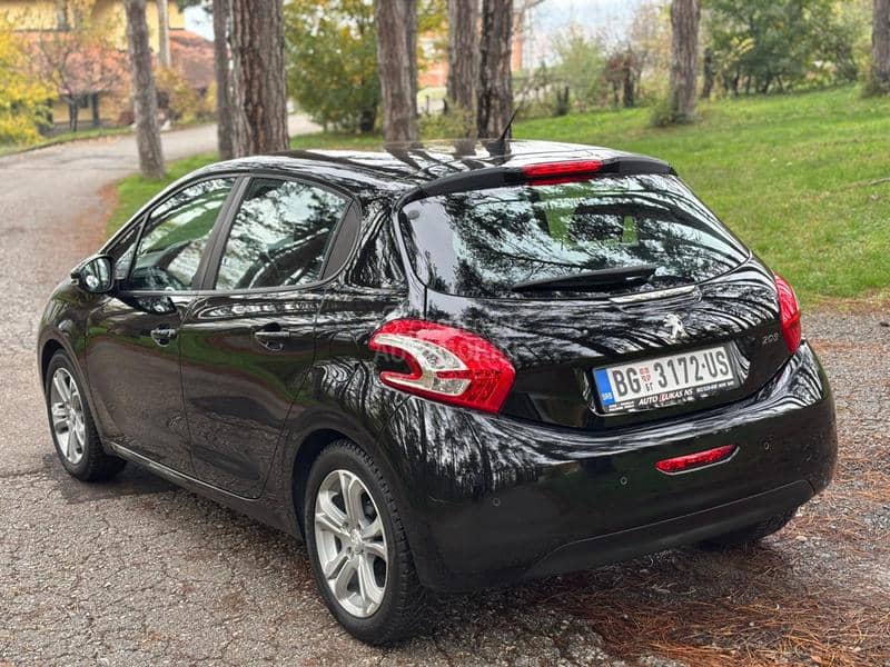 Peugeot 208 JE FABRICKO STANJE