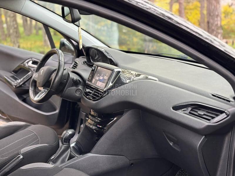 Peugeot 208 JE FABRICKO STANJE