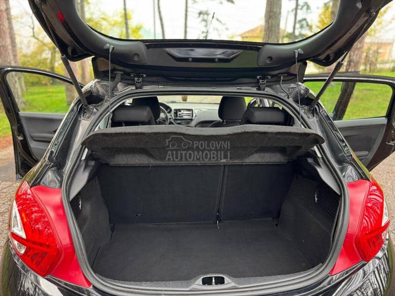 Peugeot 208 JE FABRICKO STANJE