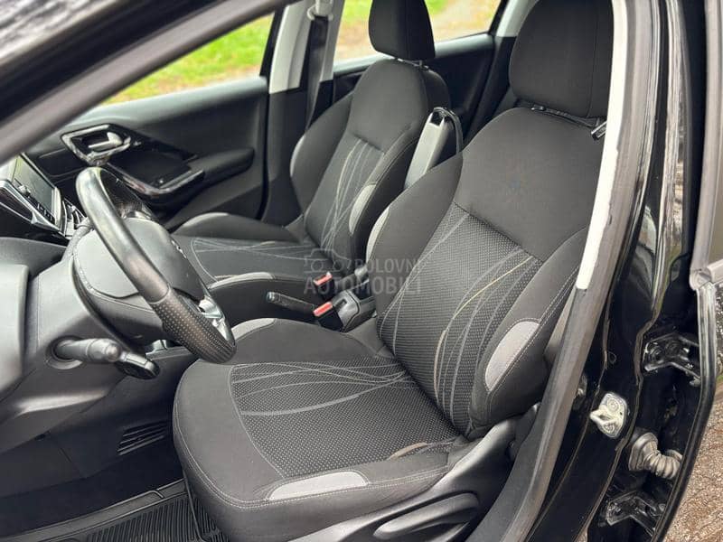 Peugeot 208 JE FABRICKO STANJE