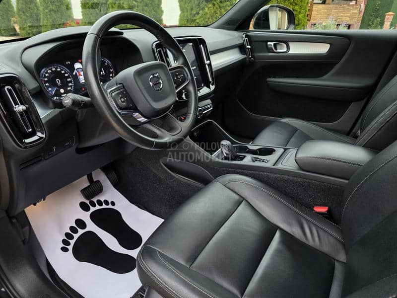 Volvo XC40 MOMENTUM