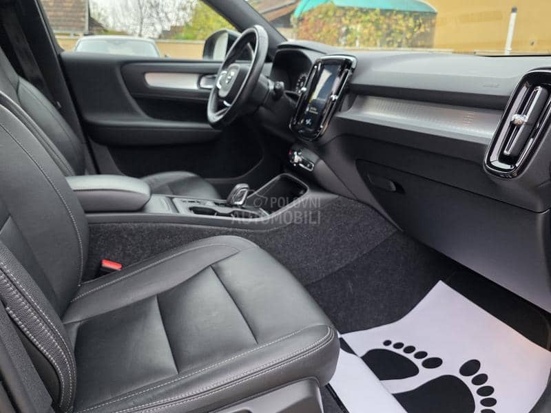 Volvo XC40 MOMENTUM