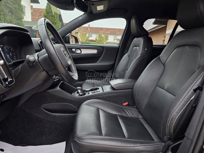 Volvo XC40 MOMENTUM