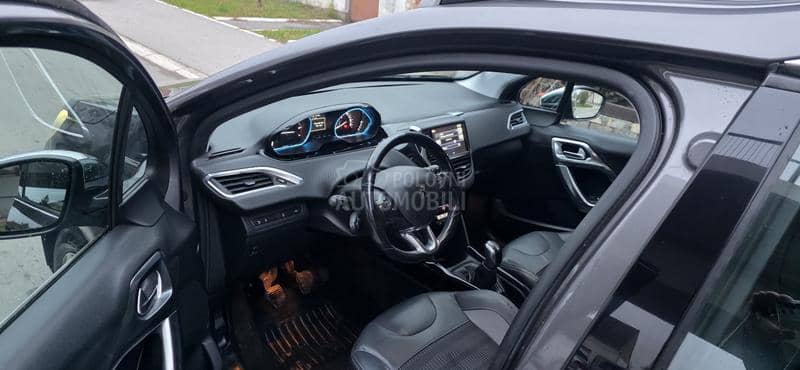Peugeot 2008 1.2  PURETCH ALLURE