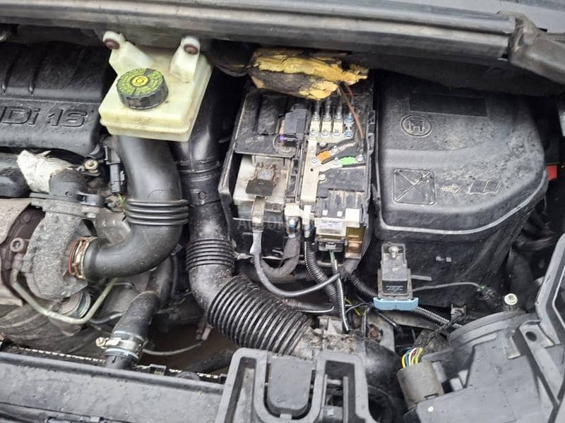 Peugeot 5008 16ehdi 2012. god. -  kompletan auto u delovima