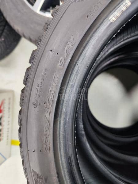 Hankook 225/45 R17 Zimska