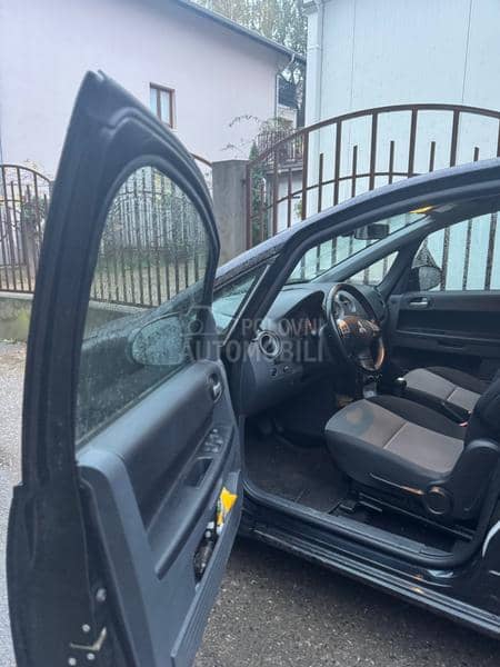 Mitsubishi Colt Veoma čisto i novo