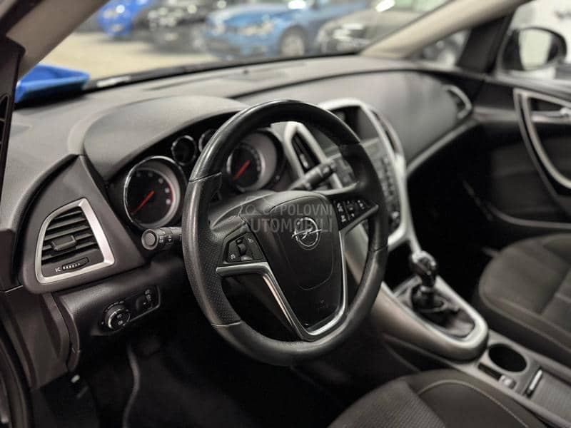 Opel Astra J 1.4T XEN/NAV CH