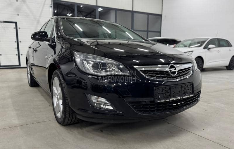 Opel Astra J 1.4T XEN/NAV CH