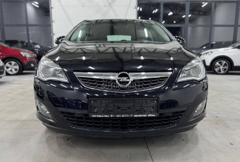 Opel Astra J 1.4T XEN/NAV CH