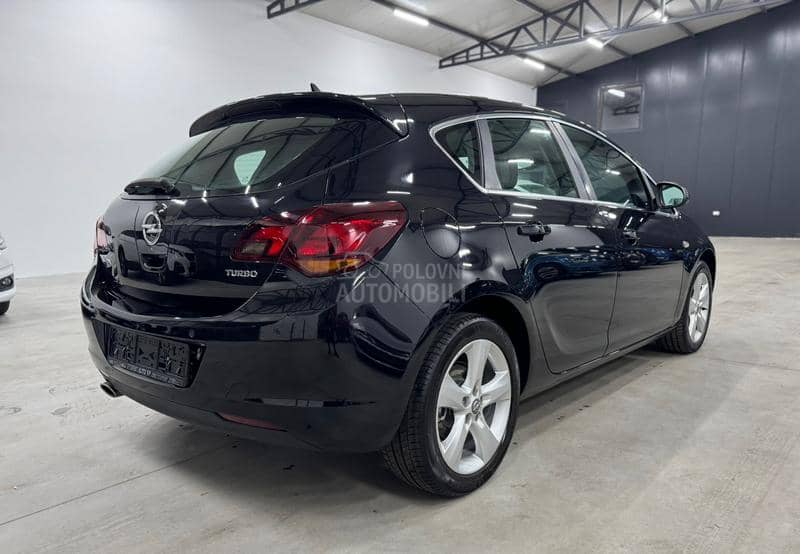 Opel Astra J 1.4T XEN/NAV CH