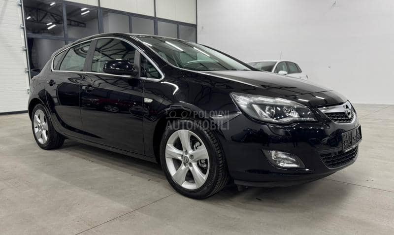 Opel Astra J 1.4T XEN/NAV CH