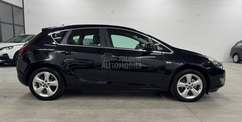 Opel Astra J 1.4T XEN/NAV CH