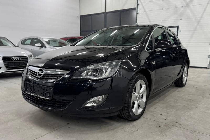 Opel Astra J 1.4T XEN/NAV CH