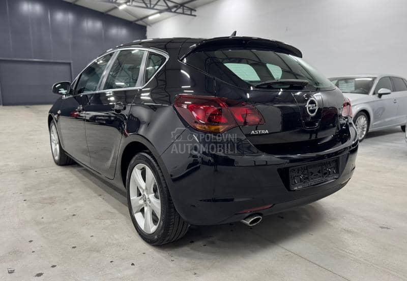Opel Astra J 1.4T XEN/NAV CH