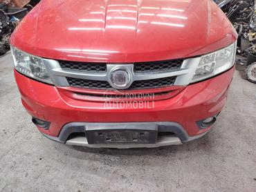 Prednji branik crveni za Fiat Freemont