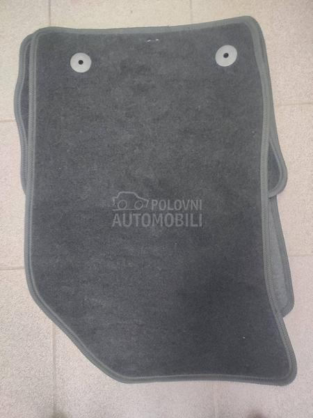 Tepih patosnice crne