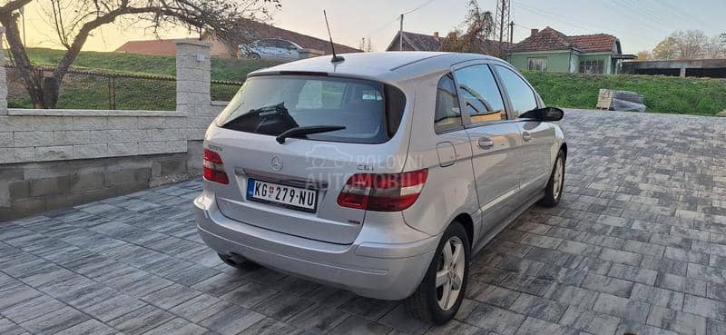 Mercedes Benz B 180 