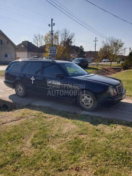 Mercedes Benz 210 Pogrebno vozilo