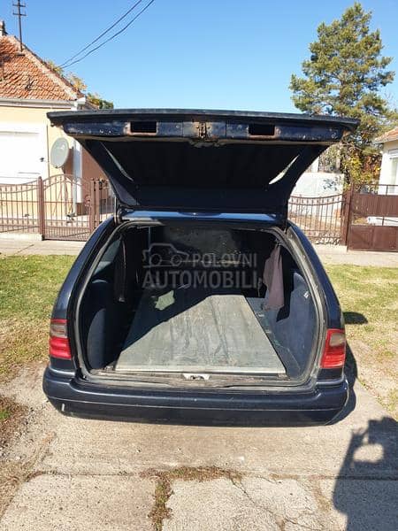 Mercedes Benz 210 Pogrebno vozilo