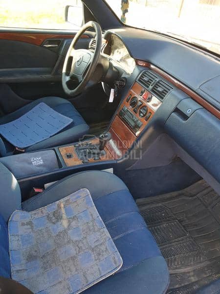 Mercedes Benz 210 Pogrebno vozilo