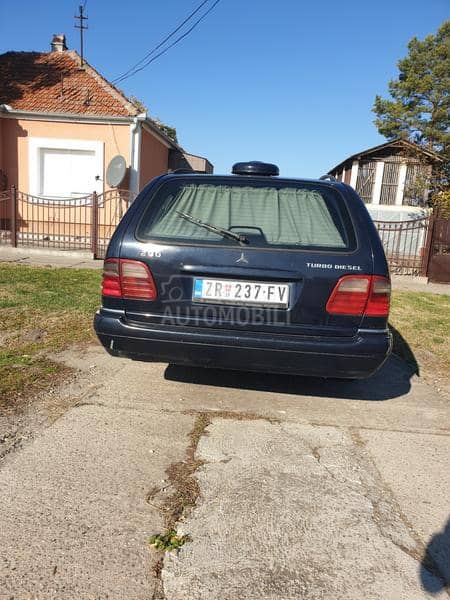 Mercedes Benz 210 Pogrebno vozilo