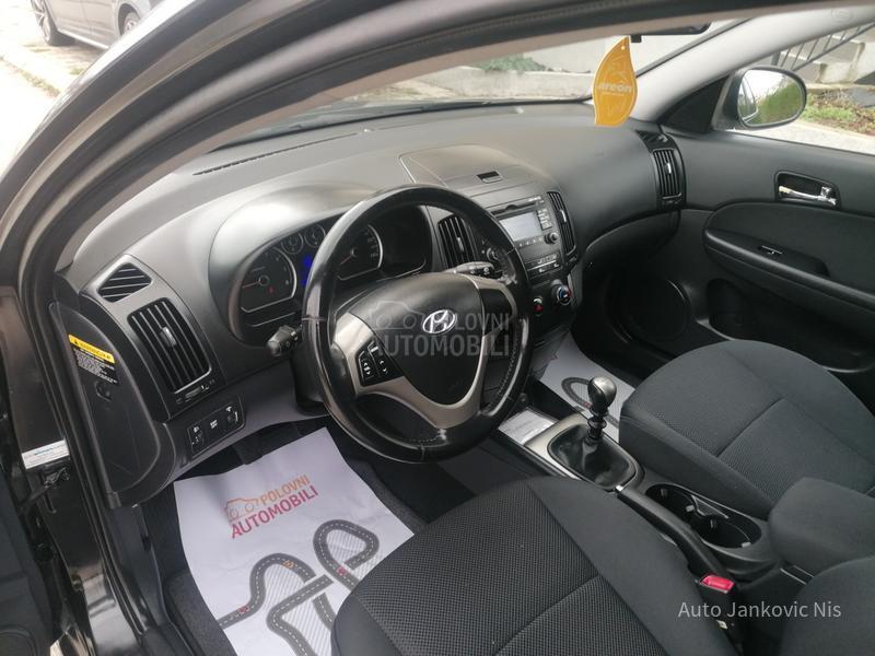 Hyundai i30 1.6i ILIKE LINE CH