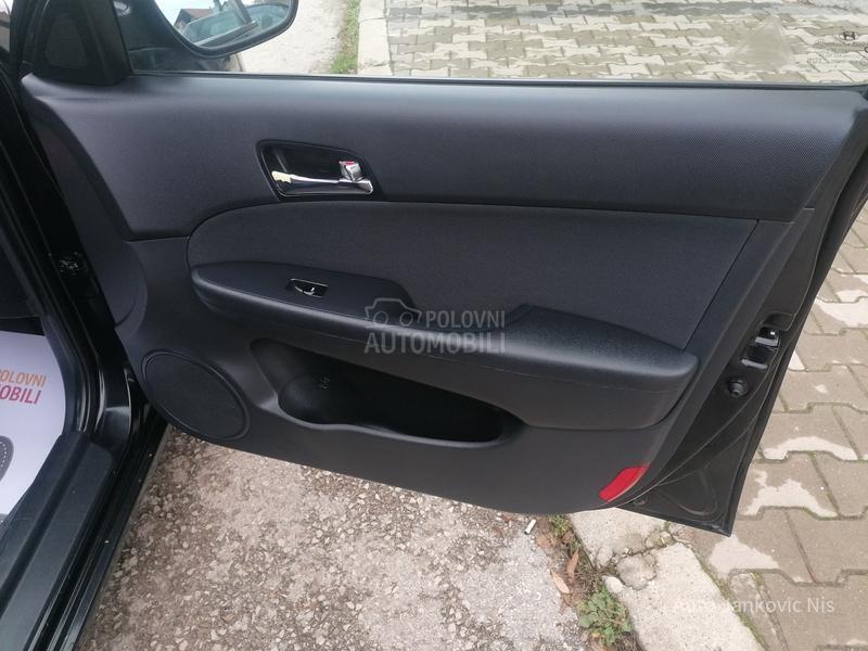 Hyundai i30 1.6i ILIKE LINE CH