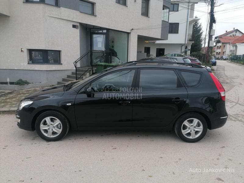 Hyundai i30 1.6i ILIKE LINE CH