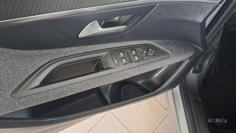 Peugeot 3008 1.5 BLU NAV LED AUT